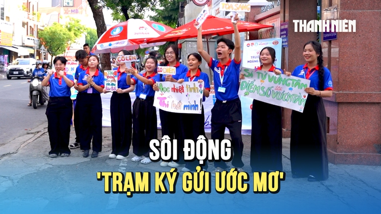 Tiếp sức mùa thi 2026: Sôi động 'Trạm ký gửi ước mơ' trước cổng trường TP.HCM