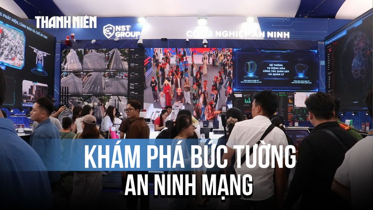 Người dân xếp hàng chen kín để học chống lừa đảo qua mạng