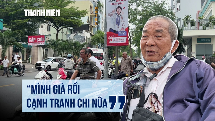 Xe ôm truyền thống thời chuyển đổi số: ‘Mình già rồi, cạnh tranh chi nữa!’