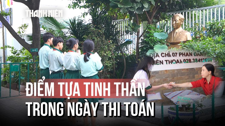 Thí sinh thi lớp 10  'nguyện cầu' và nhận socola lấy tinh thần trước giờ G
