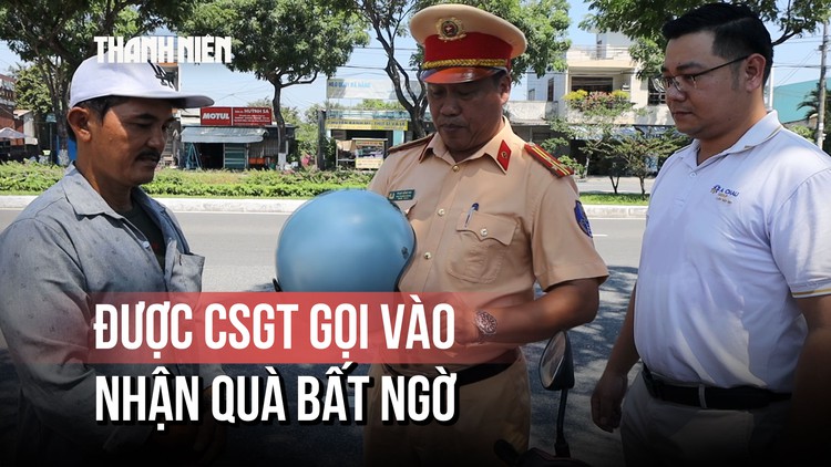 Người dân bất ngờ khi được CSGT gọi vào lề để nhận món quà đặc biệt