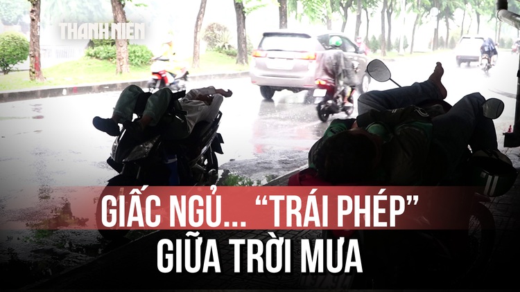 Cảnh tượng khó tin dưới gầm cầu ở TP.HCM: Người ngủ, người trú mưa sát làn xe chạy
