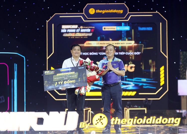 Trao 1 tỉ đồng cho chương trình 'Cùng con đi tiếp cuộc đời' tại ngày hội công nghệ hàng đầu Việt Nam