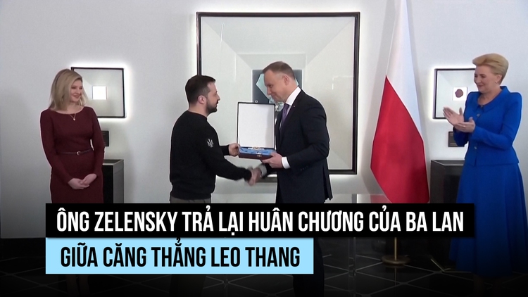 Ông Zelensky cùng loạt quan chức Ukraine trả lại huân chương cho Ba Lan