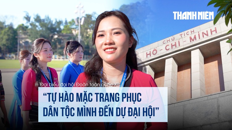Đại biểu Đại hội Đoàn diện trang phục truyền thống dự Lễ báo công và vào Lăng viếng Bác