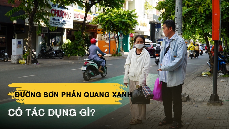 Đường sơn phản quang xanh ở TP.HCM, người dân thích vì: ‘Từ xa cũng nhìn thấy’