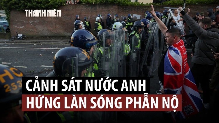 Nước Anh phẫn nộ vì cảnh sát còng tay nạn nhân bị đâm hấp hối