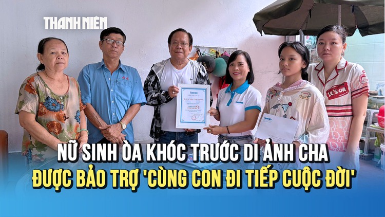 Nữ sinh mồ côi òa khóc trước di ảnh cha được nhận bảo trợ 'Cùng con đi tiếp cuộc đời'