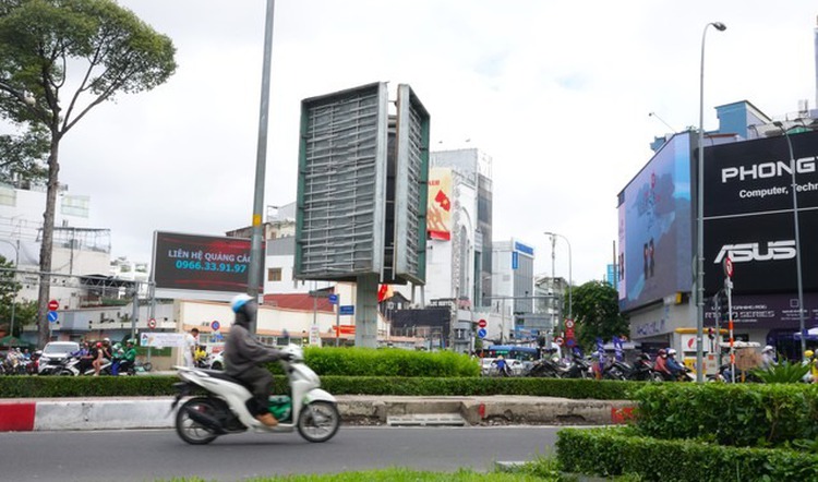 Biển quảng cáo dày đặc ở trung tâm TP.HCM: Người đi đường gặp những bất tiện nào?