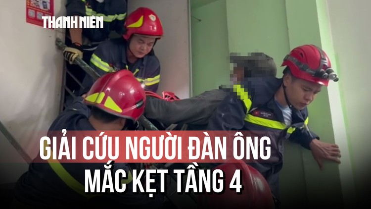 TP.HCM: 'Nghẹt thở' giải cứu người đàn ông kẹt trên tầng 4 sau tai nạn lao động