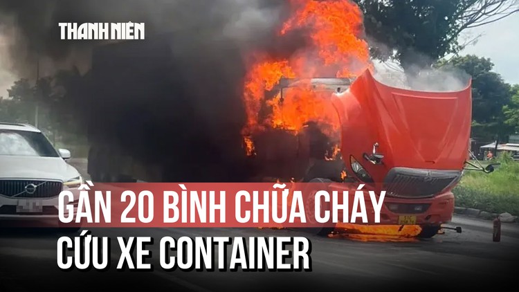Hàng chục người chung tay khống chế đám cháy xe container
