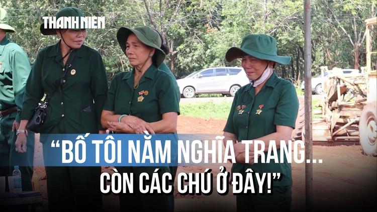 Nghẹn ngào tại mộ tập thể ở xã Minh Đức: 'Bố tôi nằm nghĩa trang, còn các chú ở đây'