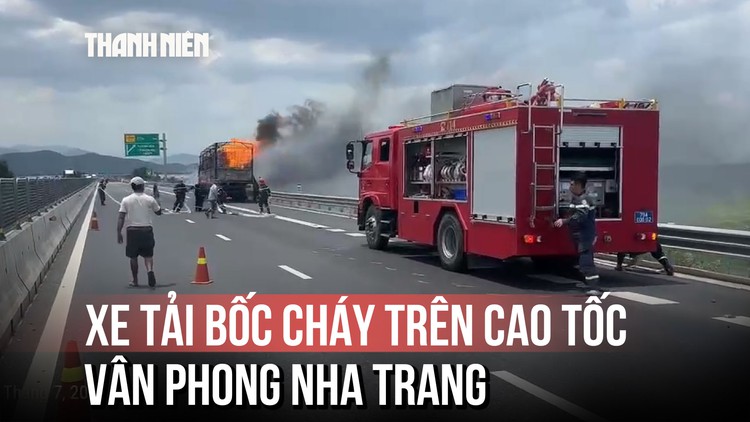 Xe tải bốc cháy dữ dội trên cao tốc Vân Phong - Nha Trang