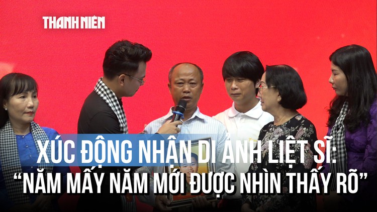 Thân nhân xúc động lần đầu nhìn rõ mặt liệt sĩ qua di ảnh được phục dựng