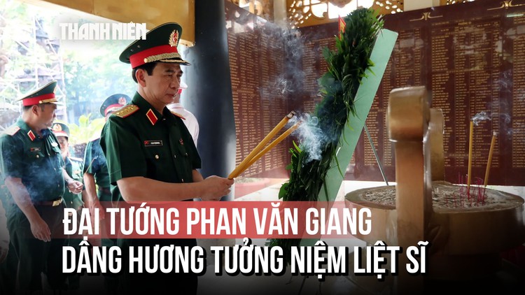 Đại tướng Phan Văn Giang dâng hương tưởng niệm liệt sĩ tại công viên Lê Thị Riêng