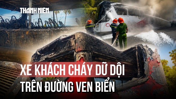 Xe khách bốc cháy dữ dội trên đường ven biển Nha Trang