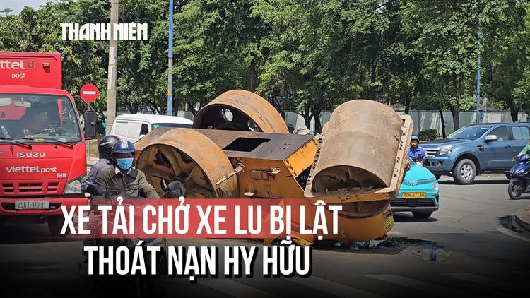  Xe tải chở xe lu bất ngờ lật trên đường, 2 người thoát nạn gang tấc