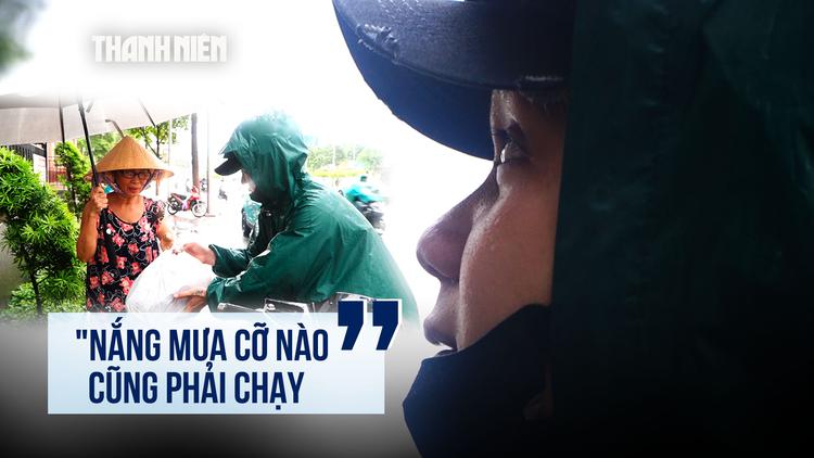 Mưa lớn ập xuống, câu nói của nam shipper nuôi con 8 tháng khiến nhiều người nghẹn lòng