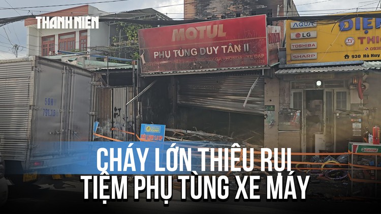 Cháy tiệm phụ tùng xe máy ở TP.HCM, 2 người bị thương