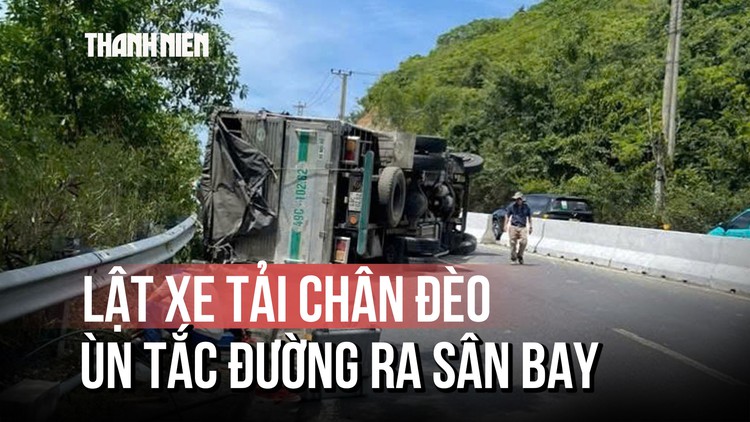 Xe tải mất lái tông gãy trụ đèn, lật nghiêng dưới chân đèo Cù Hin