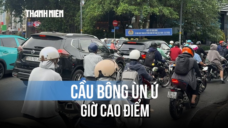 Cầu Bông ùn ứ giờ cao điểm, CSGT phải trực tiếp đứng điều tiết