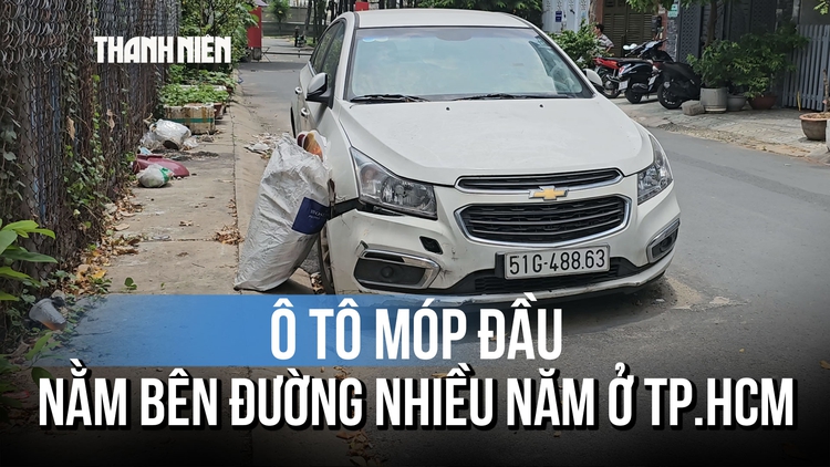 Bí ẩn ô tô móp đầu, xẹp 4 bánh nằm bên đường nhiều năm ở TP.HCM
