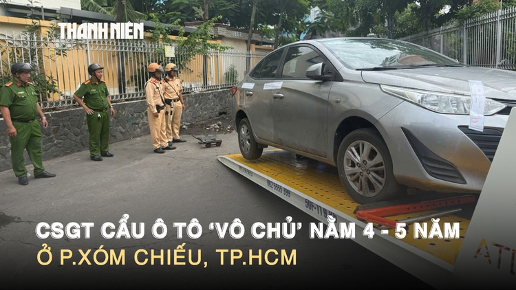 CSGT cẩu ô tô ‘vô chủ’ nằm 4 - 5 năm ở Xóm Chiếu, TP.HCM