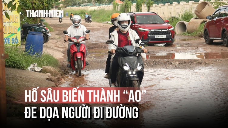 Tuyến đường 500 m ngập hố sâu, người dân khổ sở: 'Xe tông, té là chuyện bình thường'