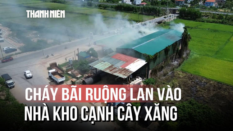 Tưởng cháy cỏ ruộng bình thường, ngọn lửa bất ngờ lan nhanh đe dọa cây xăng