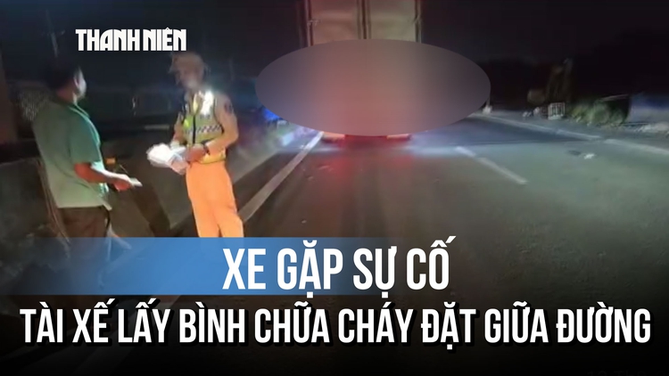 Xe gặp sự cố trên cao tốc, tài xế lấy bình chữa cháy đặt giữa đường