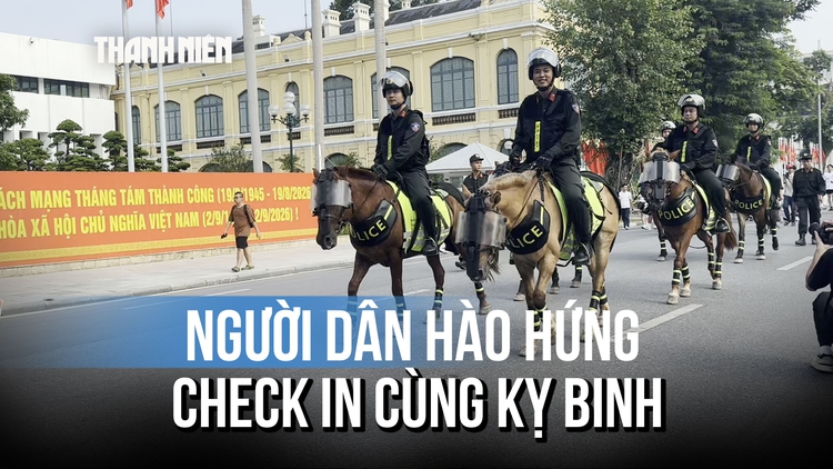 Đội nắng chờ từ 2 giờ chiều, người dân Hà Nội hào hứng ngồi lưng ngựa kỵ binh ở Hồ Gươm