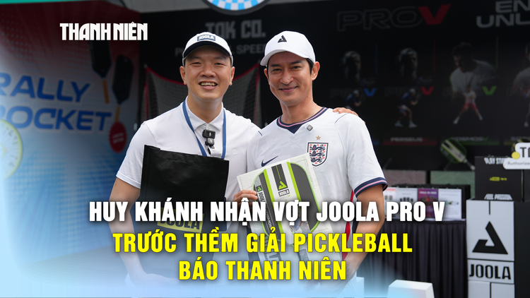 Huy Khánh nhận vợt joola 'phong thủy', trước thềm giải pickleball Cùng con đi tiếp cuộc đời