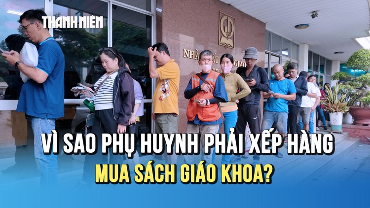 Sách giáo khoa không thiếu, vì sao phụ huynh vẫn phải xếp hàng để mua?