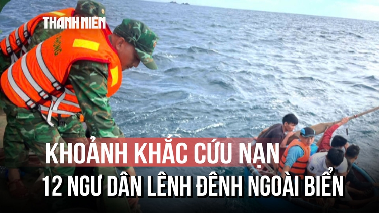 Cứu 12 ngư dân trên tàu cá bị chìm ngoài khơi Gia Lai