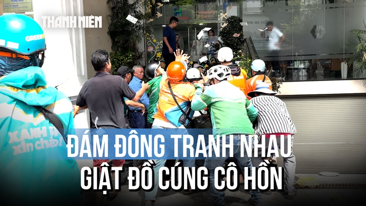 Đám đông tranh nhau giật đồ cúng cô hồn ở TP.HCM: Vì sao phong tục này vẫn tồn tại đến nay?