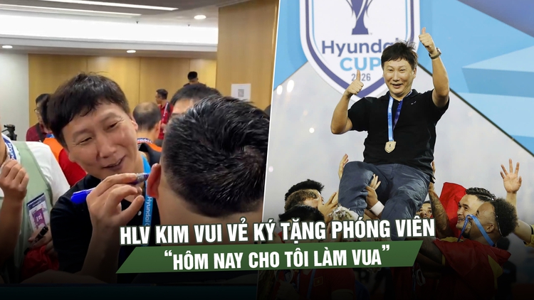 HLV Kim vui vẻ ký tặng phóng viên: ‘Hôm nay cho tôi làm vua, ngày mai tiếp tục nỗ lực’