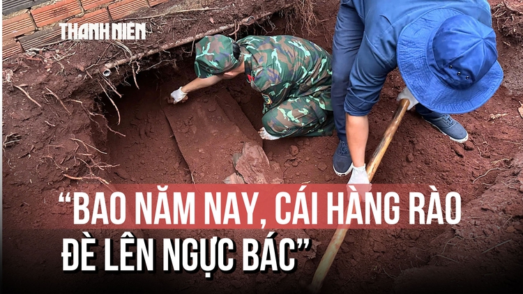 Nghẹn ngào phát hiện hài cốt liệt sĩ: 'Cái hàng rào đè lên ngực bác ấy…'