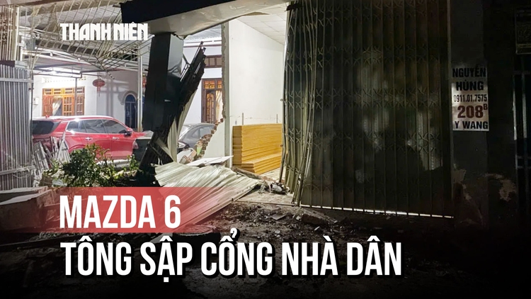2 nhà dân đón 'họa' giữa đêm: Mazda 6 tông sập cổng, đè ô tô trong sân