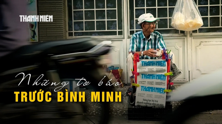 Vợ chồng già 4 giờ sáng đi bán báo ở TP.HCM: ‘Còn sức khỏe là còn đi’