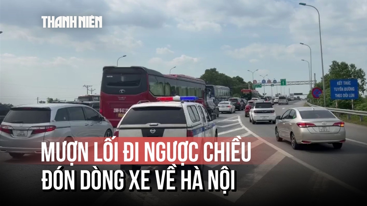 'Mượn' chiều đối diện cao tốc, đón dòng xe về Hà Nội