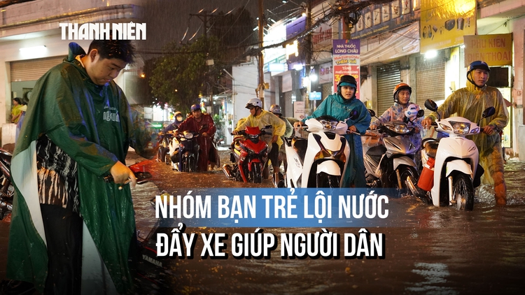 TP.HCM mưa lớn, người dân bì bõm dắt xe qua đoạn ngập: Hành động của nhóm sinh viên gây chú ý