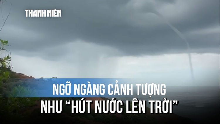 Cảnh tượng lạ giữa biển Gia Lai: Cột nước khổng lồ như 'hút nước lên trời'