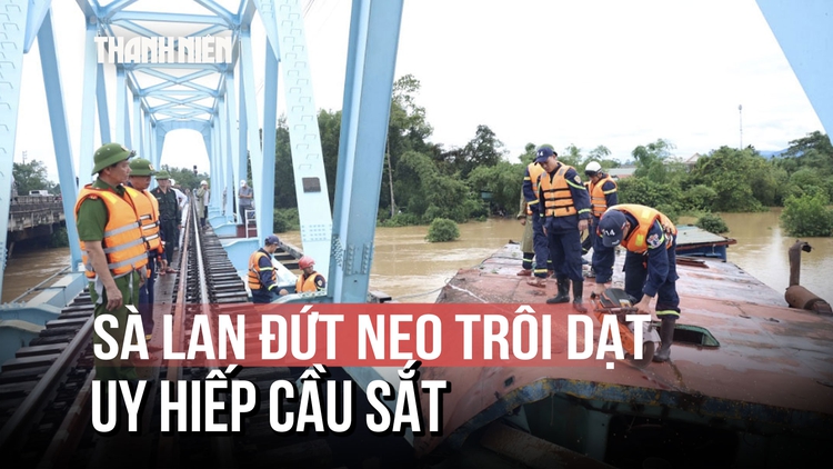 Trắng đêm cứu 3 sà lan trôi dạt uy hiếp cầu Mỹ Chánh ở Quảng Trị