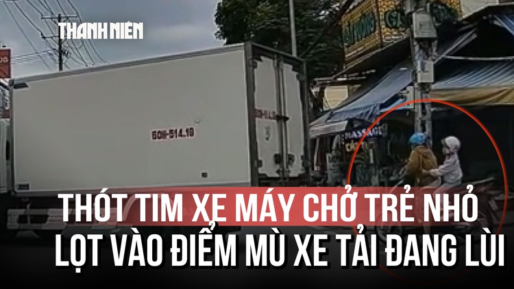 Thót tim xe máy chở trẻ nhỏ lọt vào điểm mù xe tải đang lùi