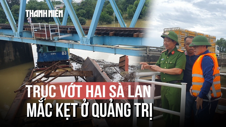 Vụ 2 sà lan mắc kẹt chân cầu Mỹ Chánh: Huy động 4 phao lớn và máy xúc trục vớt thế nào?