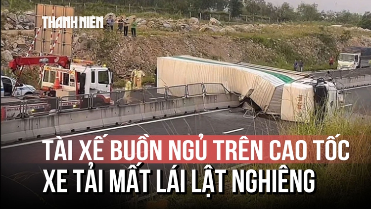 Tài xế buồn ngủ trên cao tốc, xe tải mất lái lật nghiêng
