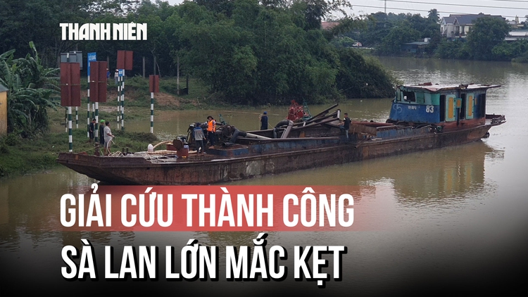 Huy động cẩu 55 tấn giải cứu sà lan mắc kẹt dưới chân cầu Mỹ Chánh ở Quảng Trị