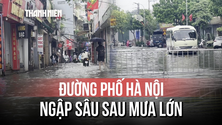 Đường phố ngập sau mưa lớn, người dân Hà Nội khổ sở dắt xe chết máy đến chỗ làm