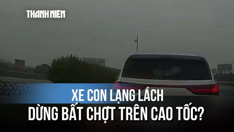 Camera ghi lại cú va chạm liên hoàn: 1 xe con lạng lách, dừng trên cao tốc