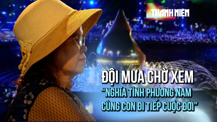 Người phụ nữ đến từ 4 giờ chiều, đội mưa chờ đêm chương trình nghệ thuật “Nghĩa tình Phương Nam - Cùng con đi tiếp cuộc đời”